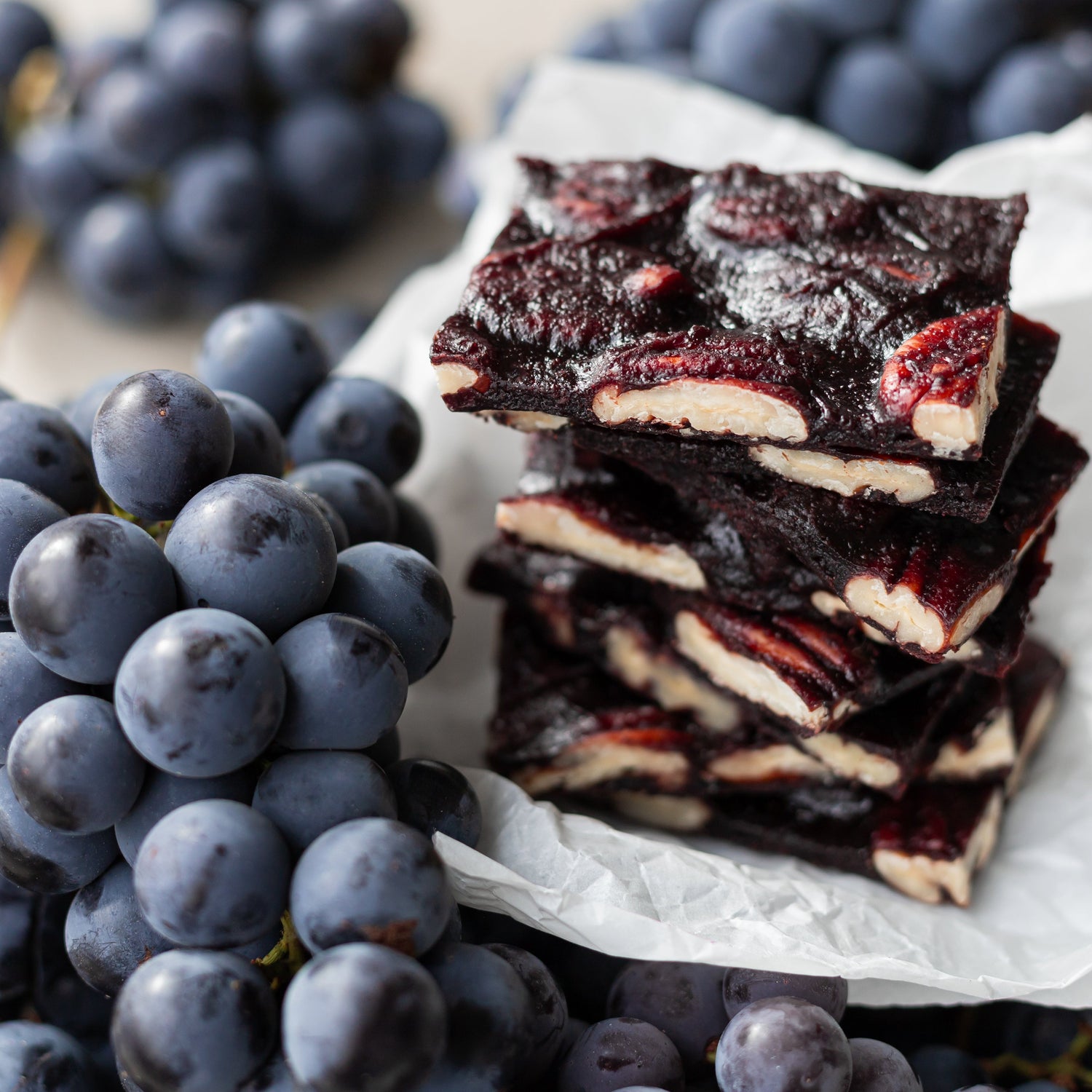 Vinnuti pieces and grapes